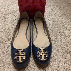 Tory Burch Clair Ballet Flats In Navy & Gold